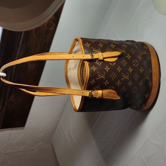 Gorgeous 😍 Authentic Louis Vuitton Bucket Bag - Picture 3 of 14